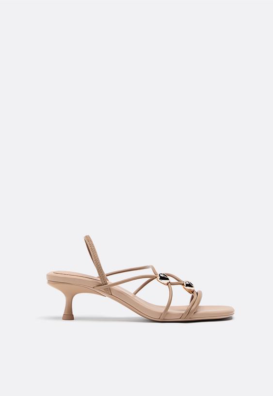 Сандали Със Средновисок Тънък Ток И Метални Елементи