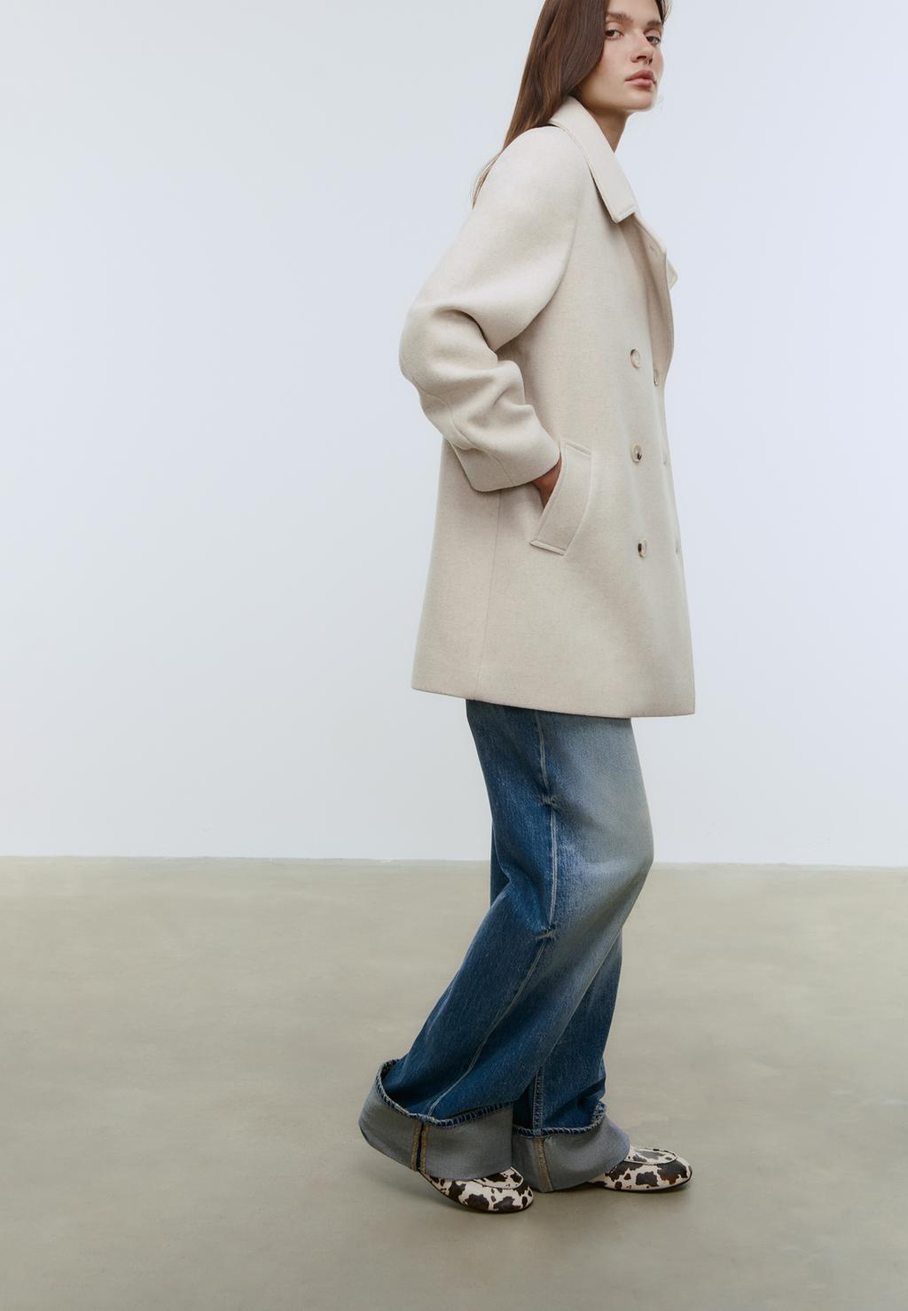 Coat with faux fur collar with felt texture