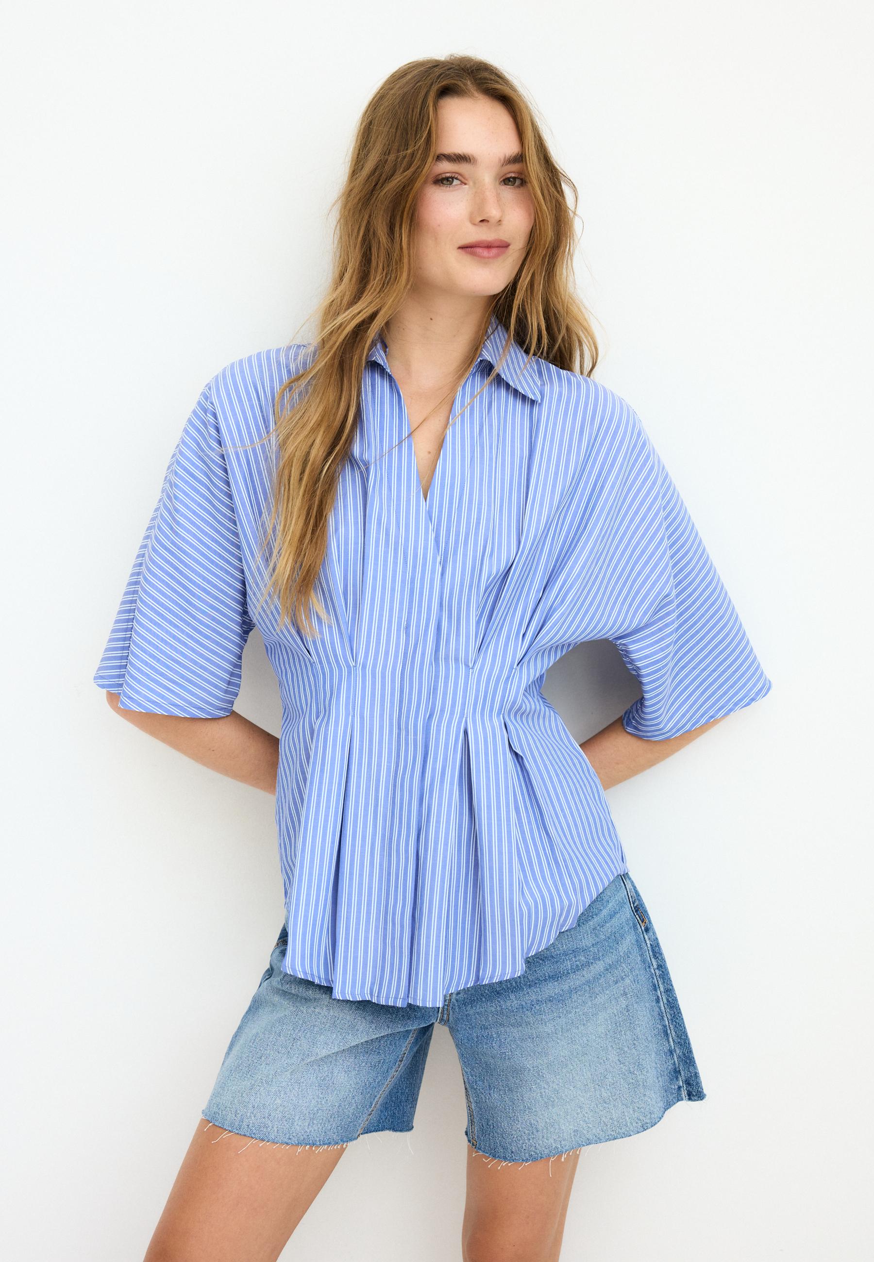Fitted kimono sleeve pleated shirt — Blue