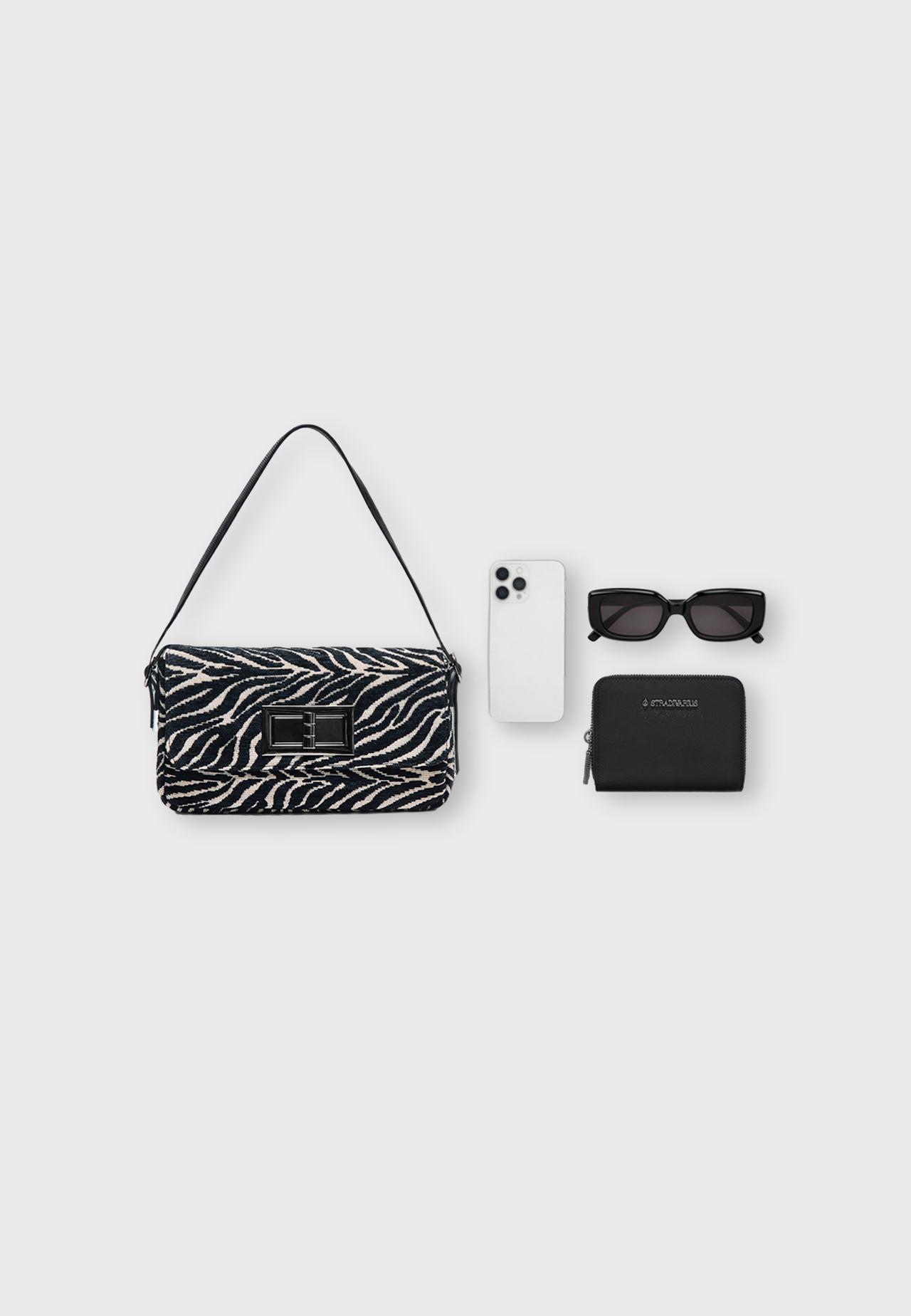 Shoulder bag with metal closure — Ecru