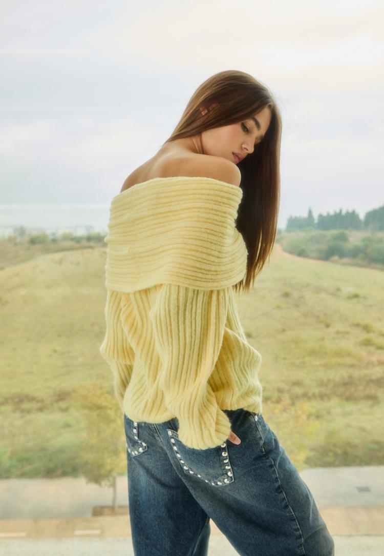 camisola de malha assimetrica com ombros descobertos