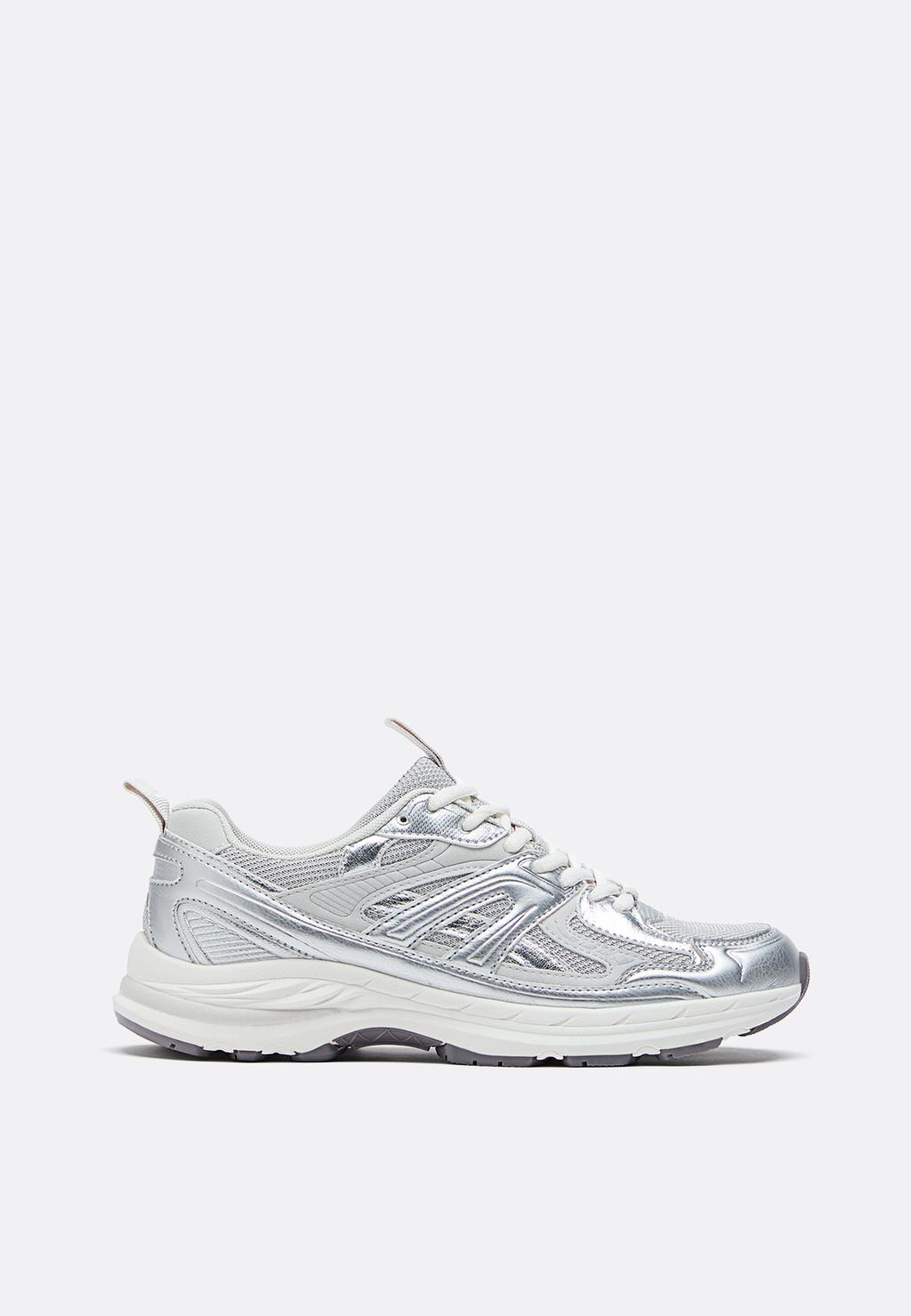 Sportowe buty z detalami