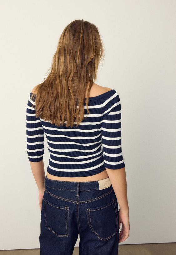 nauwsluitende gebreide trui met strepen