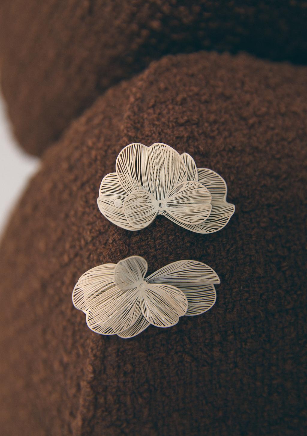 Textured flower fan earrings