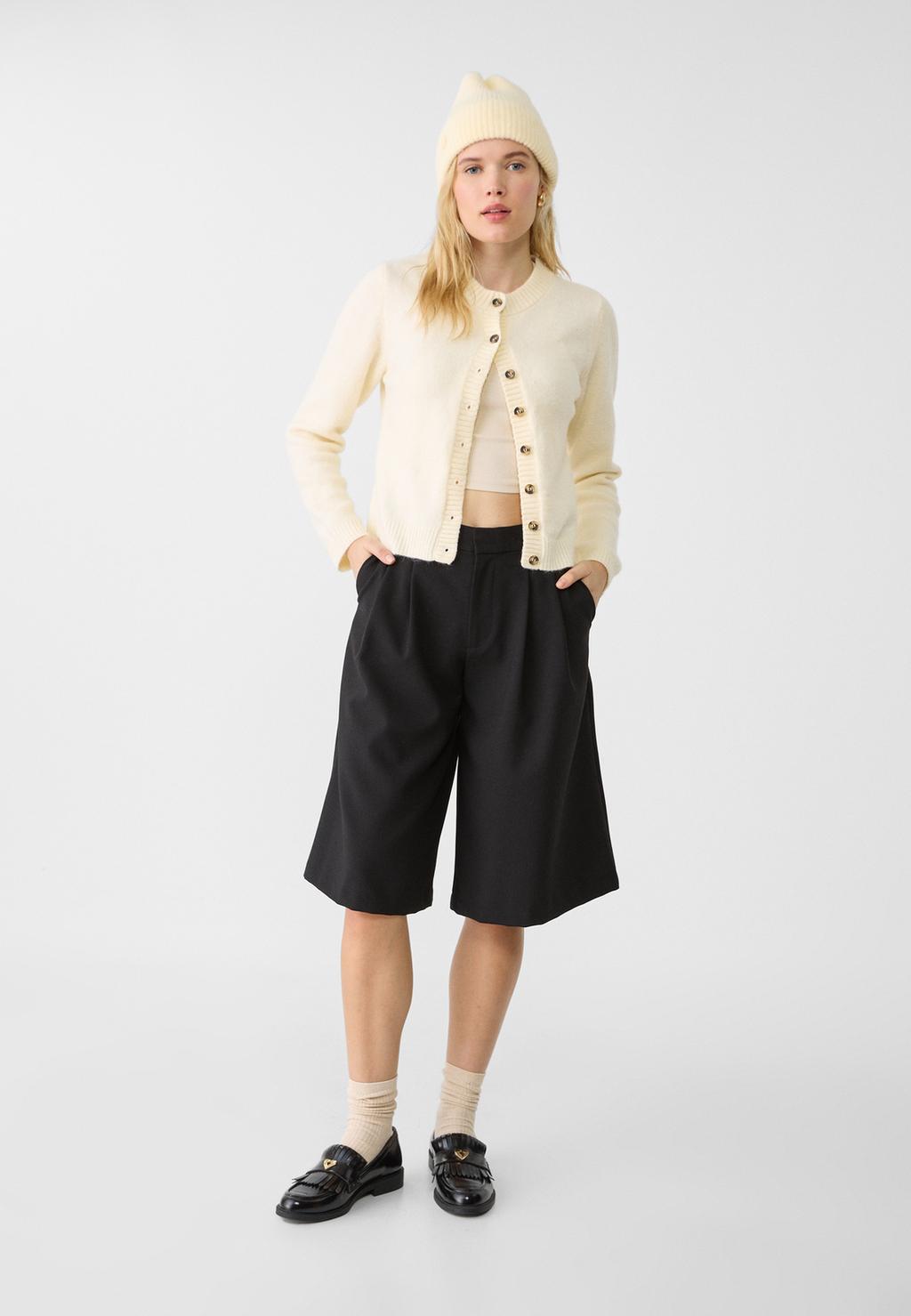 Loose-fitting smart Bermuda shorts with pleats