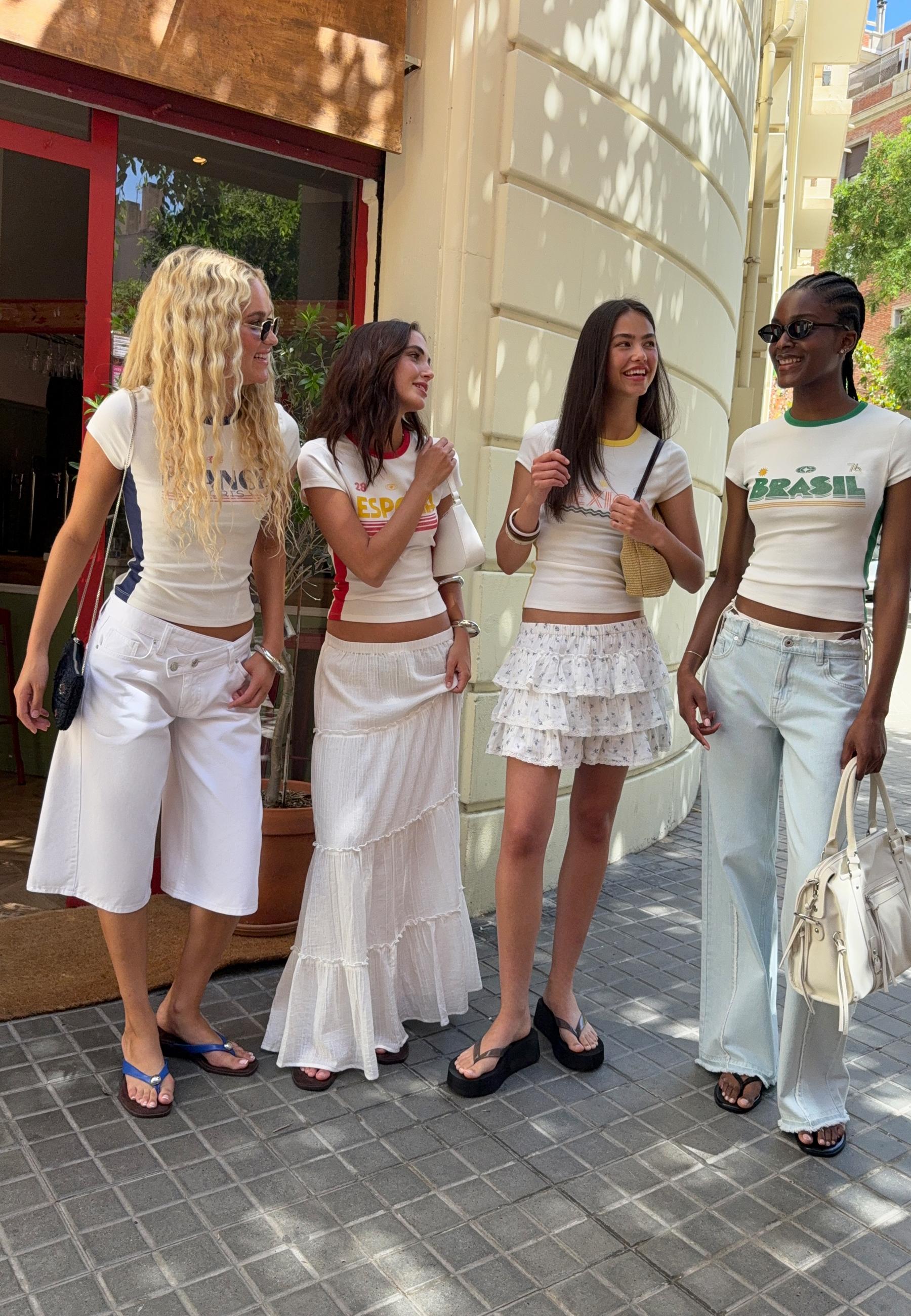 Kontrast yakalı dünya t-shirt - Görsel 3