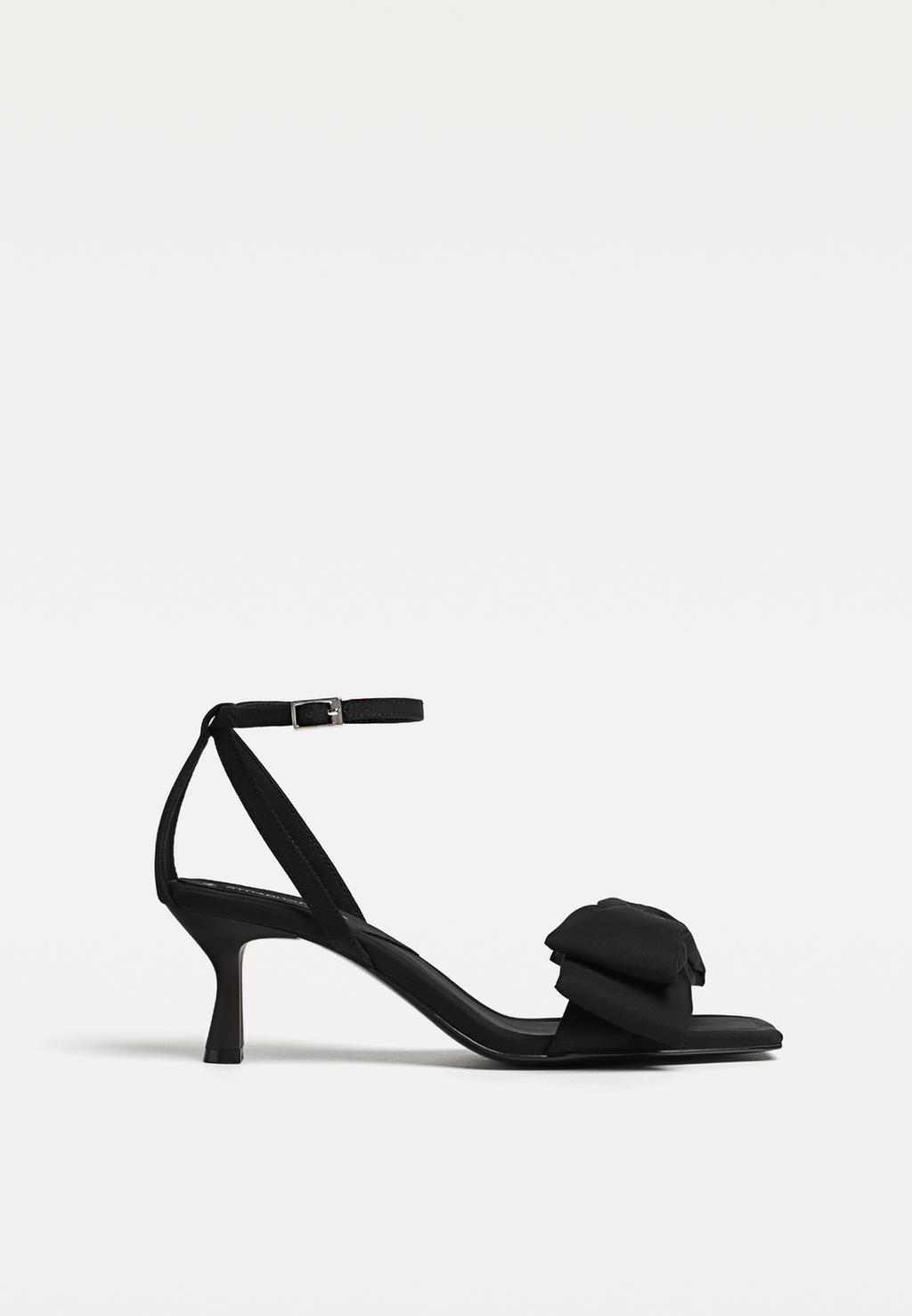 Heeled sandals with bow detail