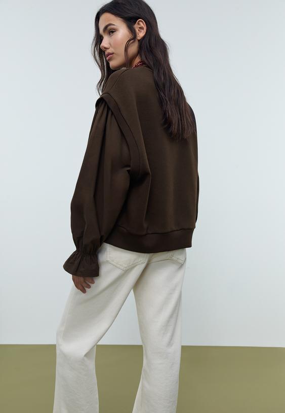 sweatshirt with contrast puff sleeves