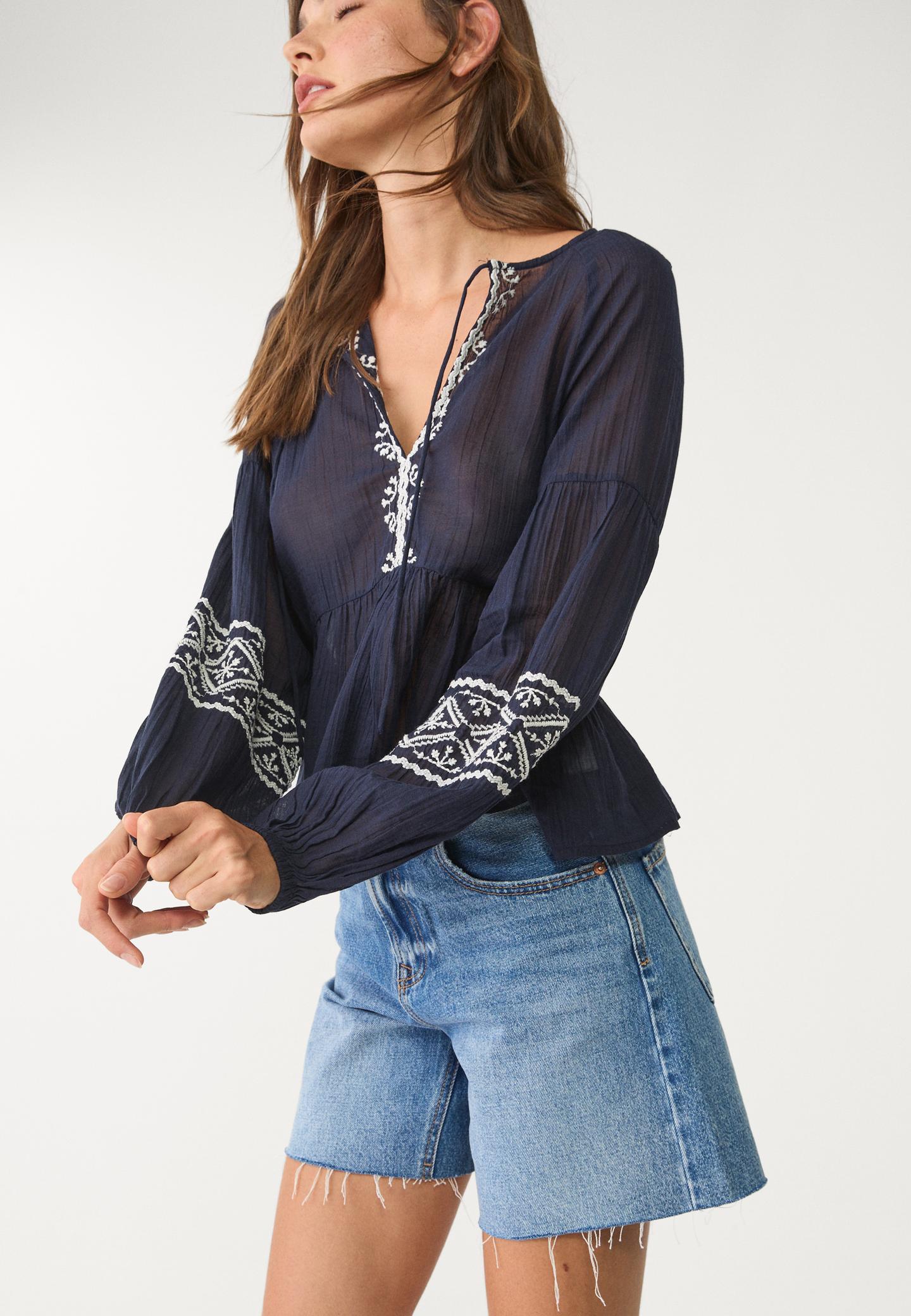 Blouse fluide broderies - Chemisiers et blouses femme | Stradivarius France