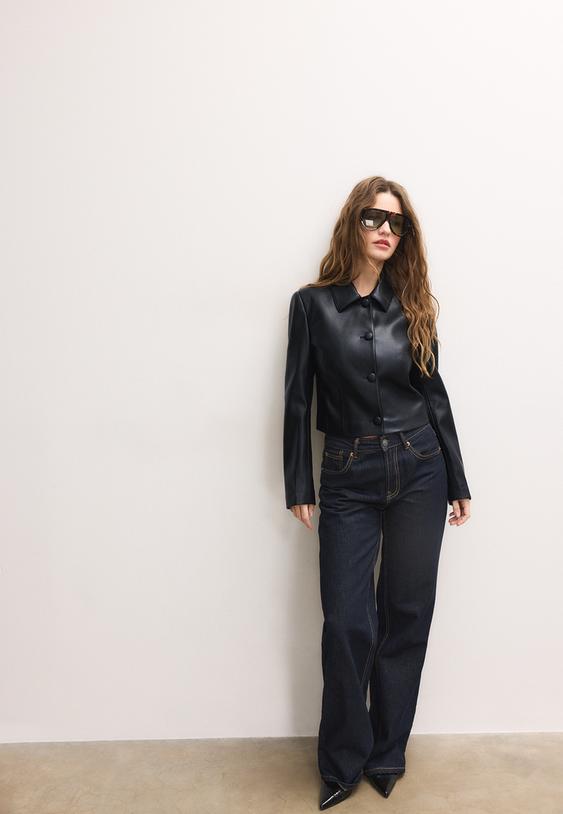 kurzer-blazer-in-kunstlederoptik