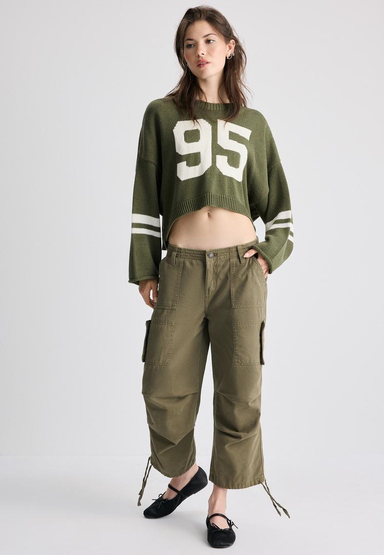 pull en maille cropped a motif chiffre