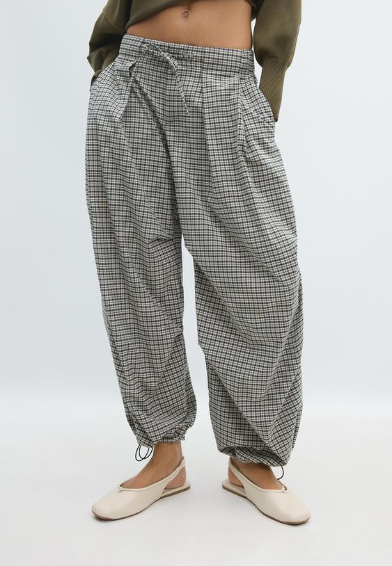 hose-aus-funktionsstoff-mit-falten-und-print