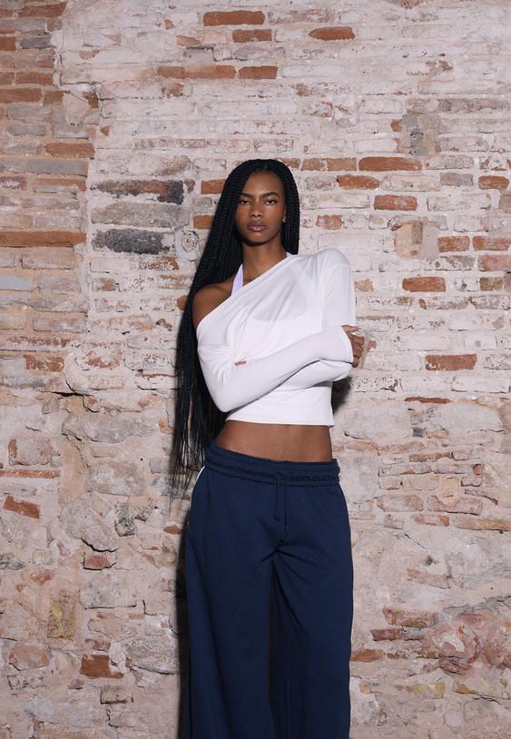 camiseta cuello asimetrico