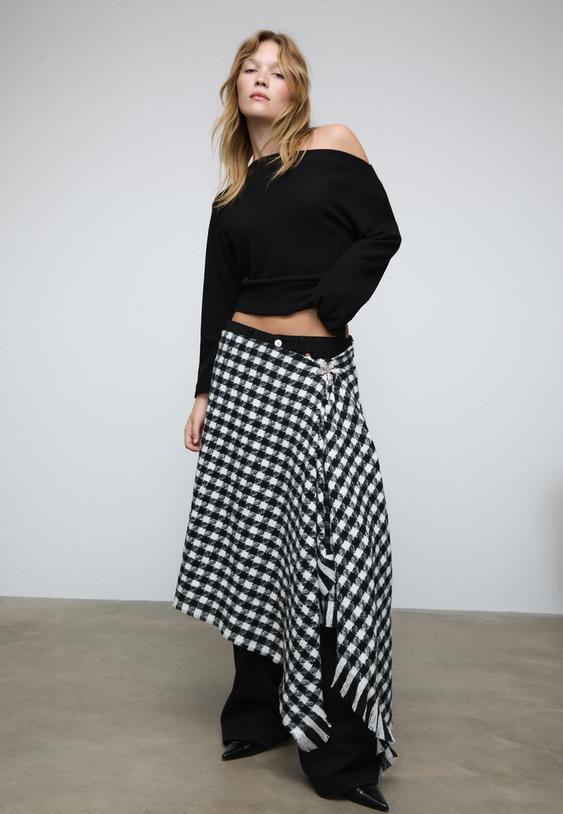 Pletena Majica S Polkrožnim Izrezom In Širokim Pasom