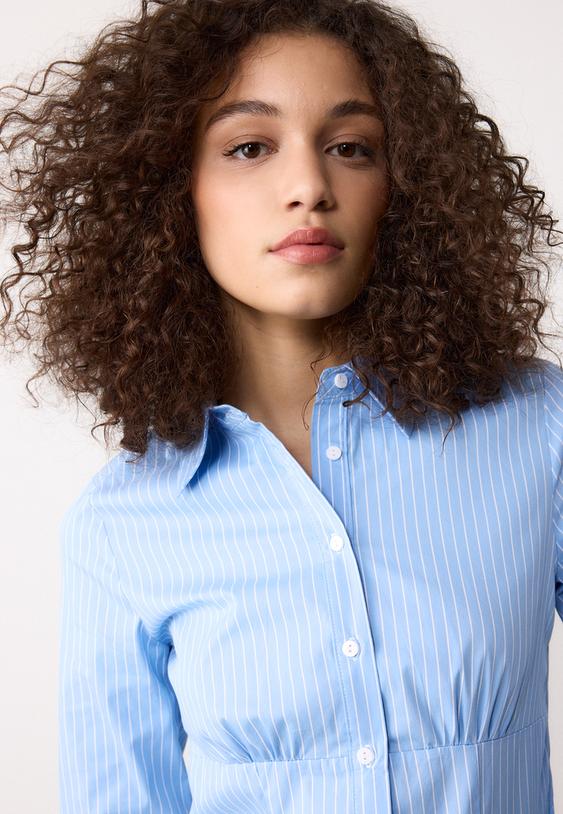 camisa ajustada bajo pecho