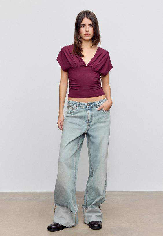 camiseta frunce escote pico