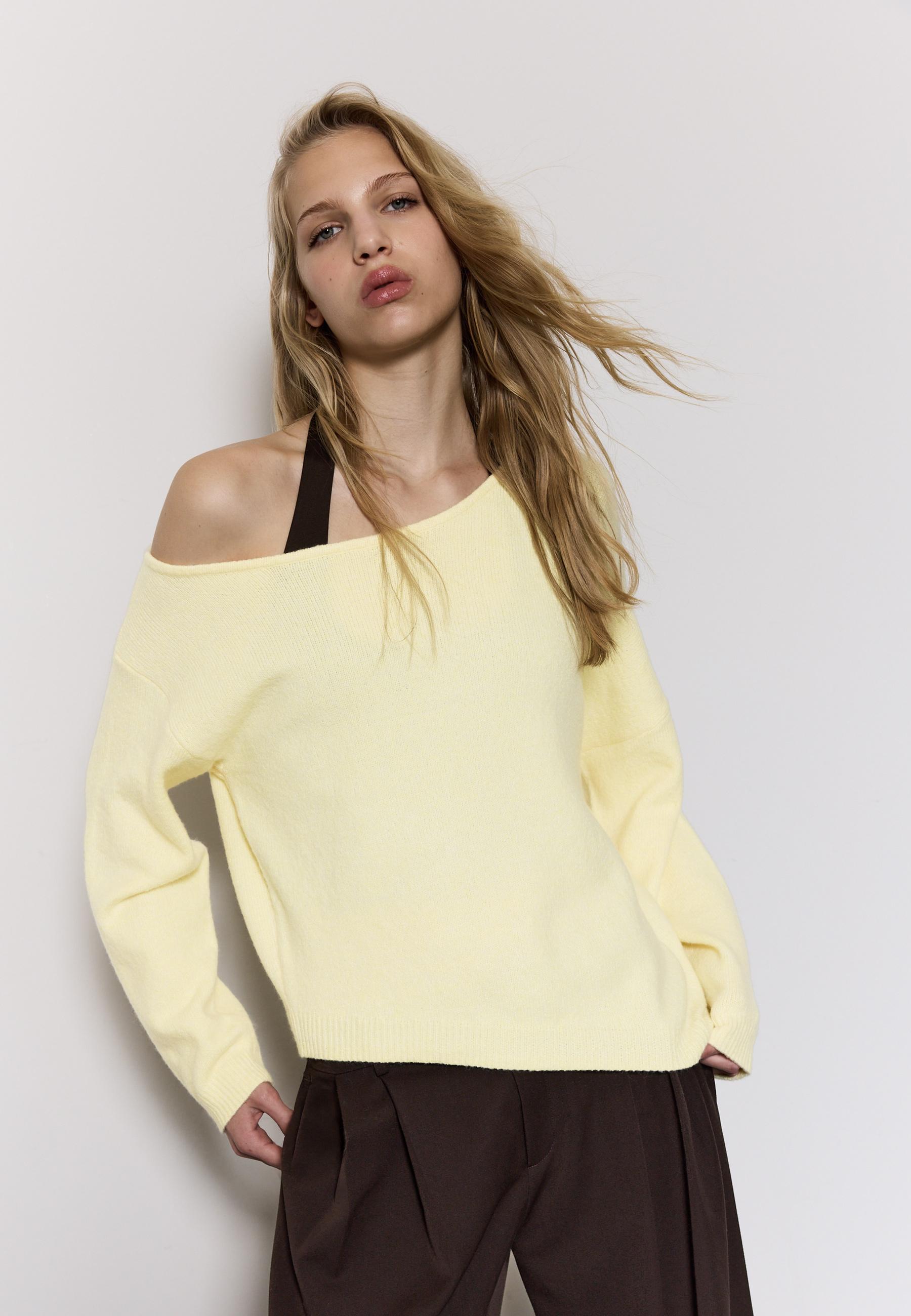 Asymmetric knit sweater — Pastel yellow