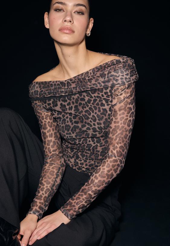 camiseta tul asimetrica estampada