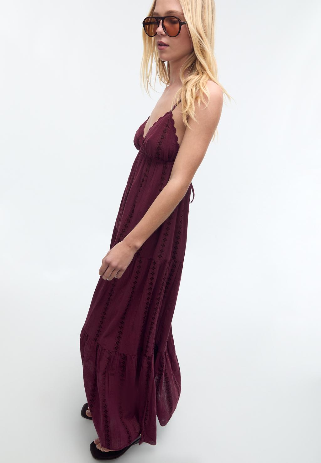 Langes, fließendes Kleid mit freiem Rücken