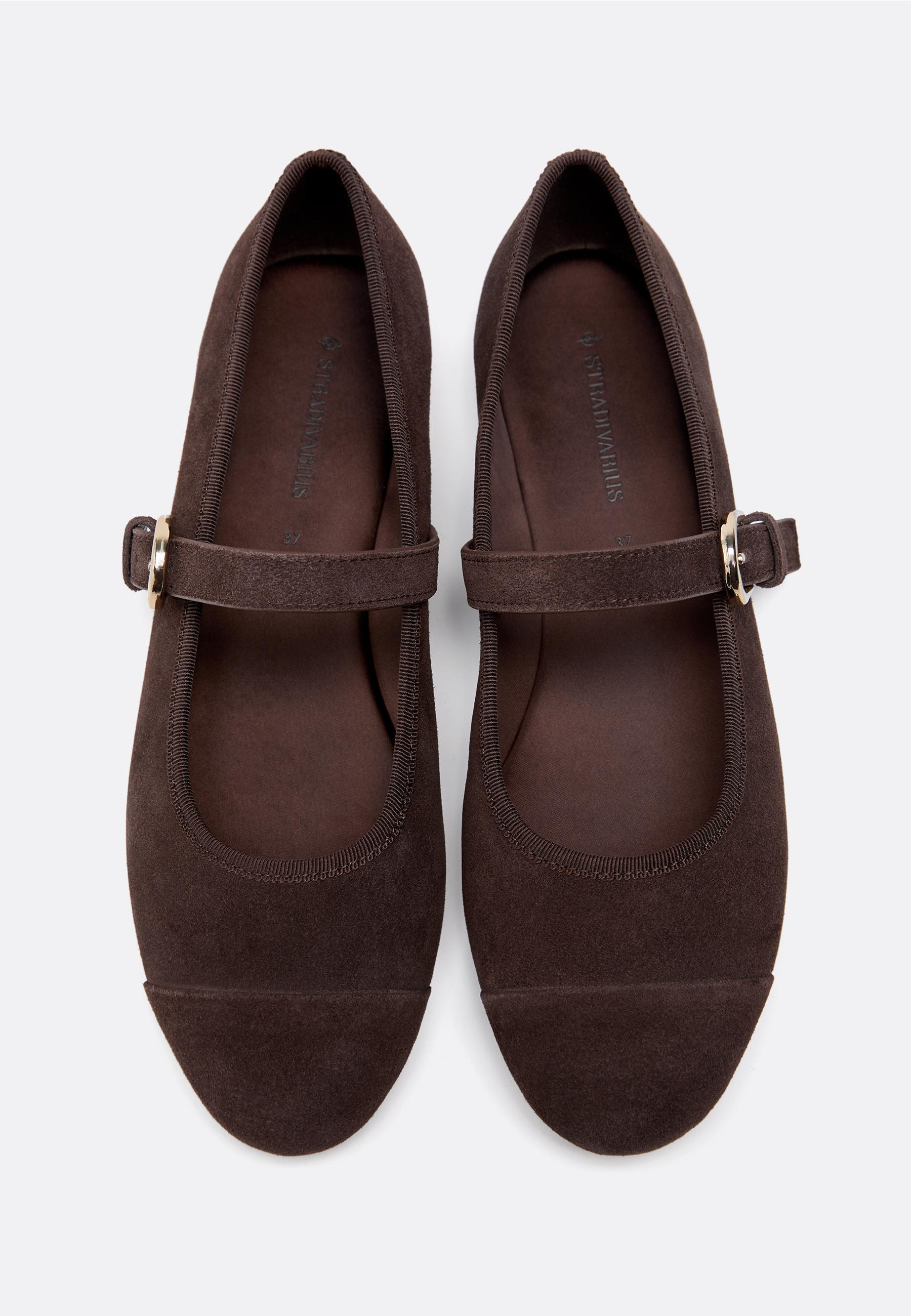 Sprednji pogled na rjave balerinke z nastavljivim paščkom in zlato zaponko. Besedilo na vložku: "STRADIVARIUS".