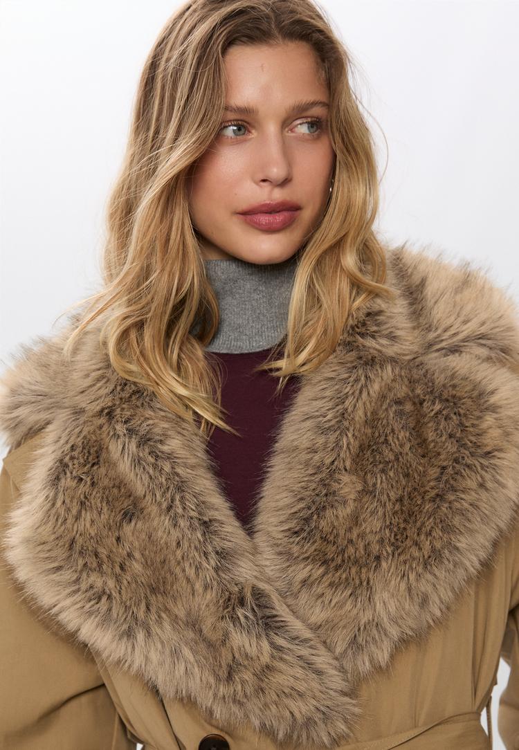 trench matelasse long detail fausse fourrure