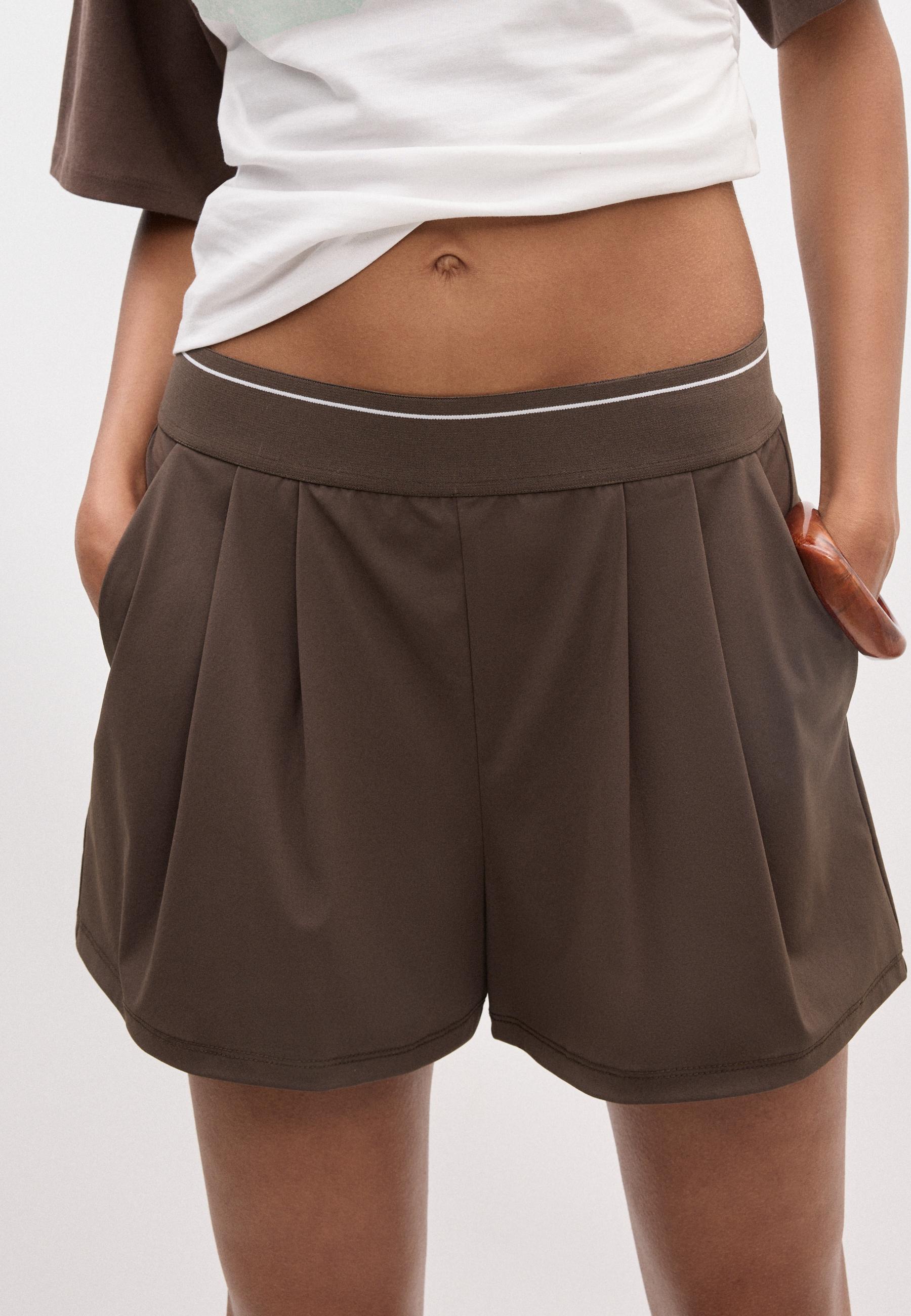 Smart shorts with elasticated waistband — Brown