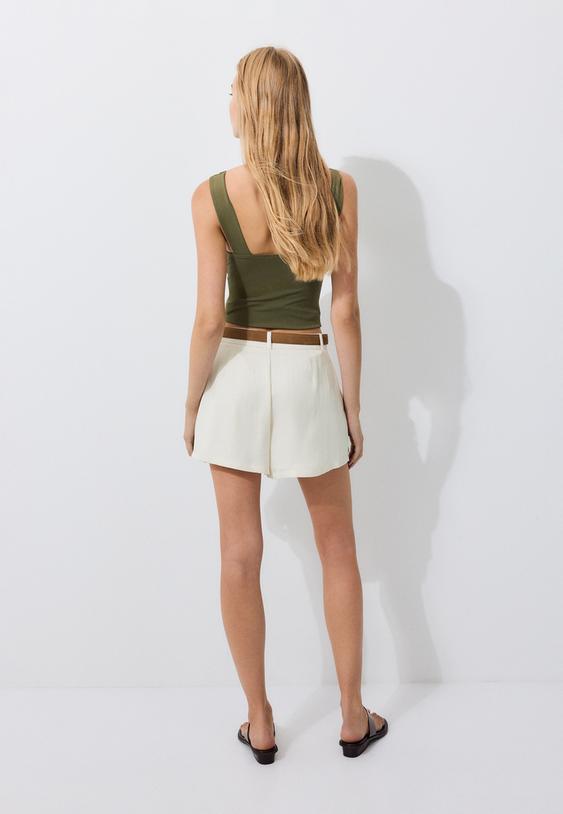 soepelvallende short met riem