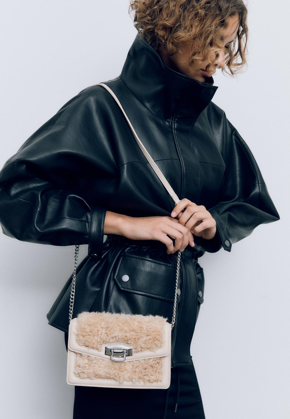 Bolso bandolera rígida efecto pelo Stradivarius Mexico