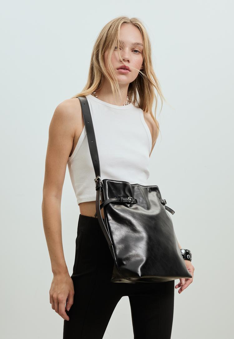 bolso hombro detalle hebillas