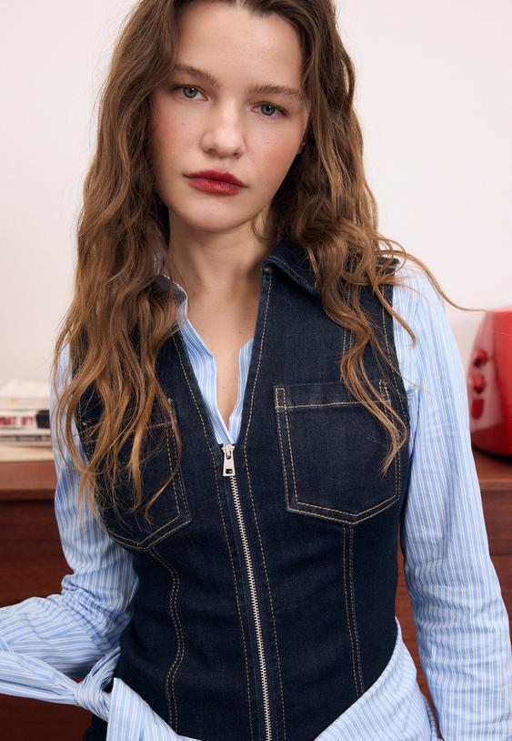 kurzes-armelloses-jeanskleid-mit-reiverschluss