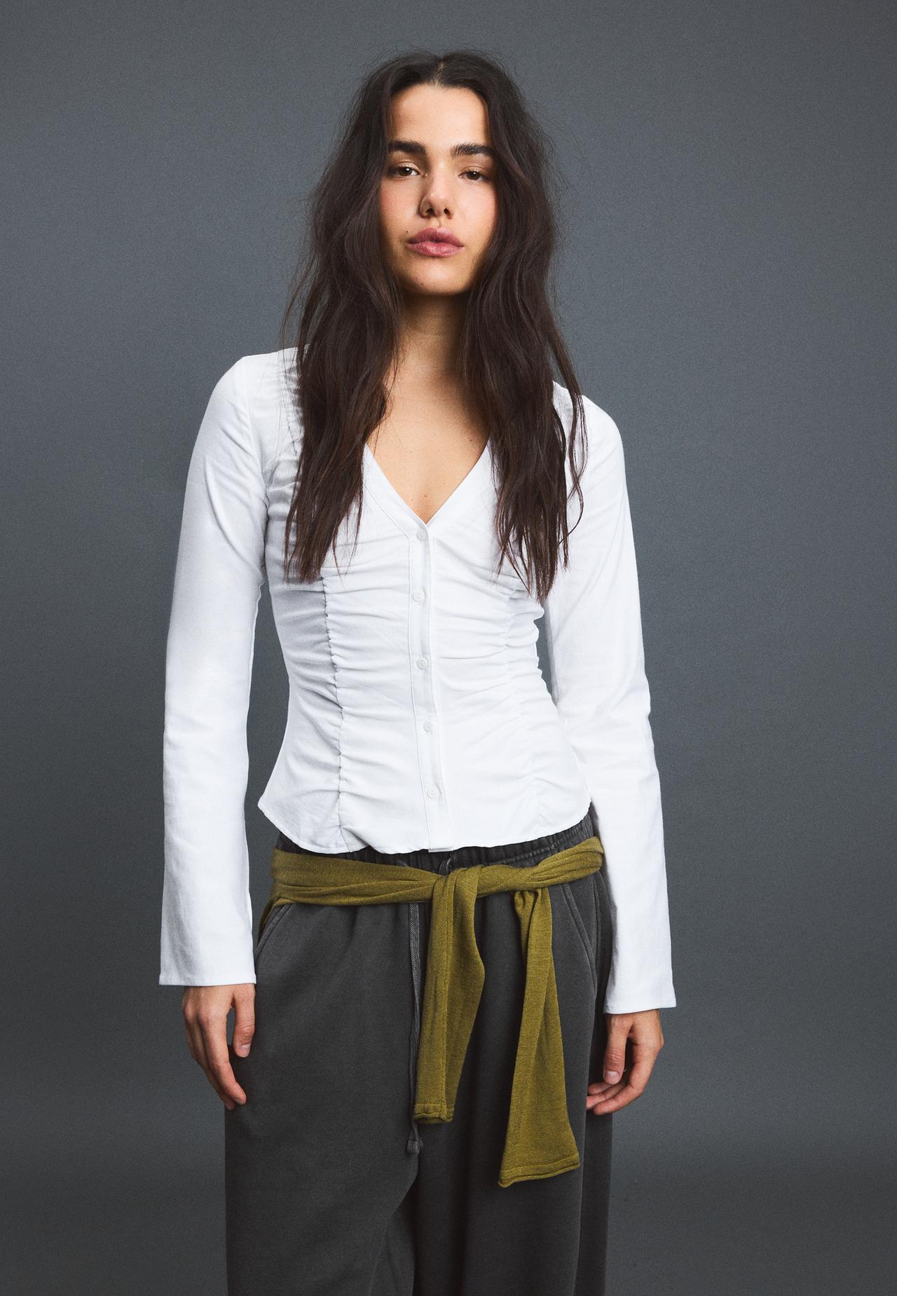 V-neck gathered shirt — White