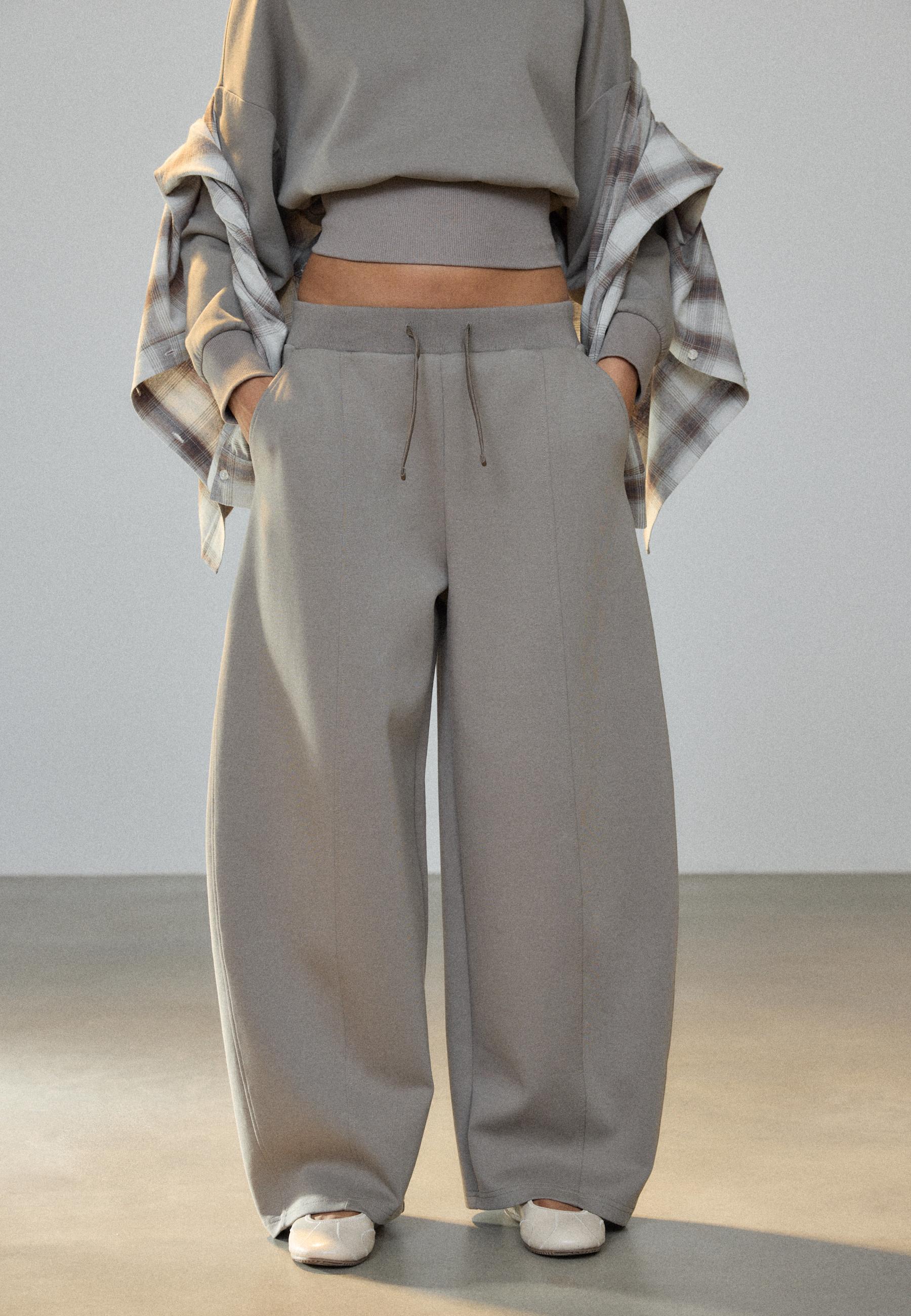 Stradivarius Jogger Παντελόνι Σε Γραμμή Barrel Με Φαρδύ Μπαντζάκι 0-456 Xs