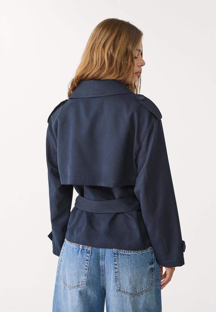 trench corto con cinturon