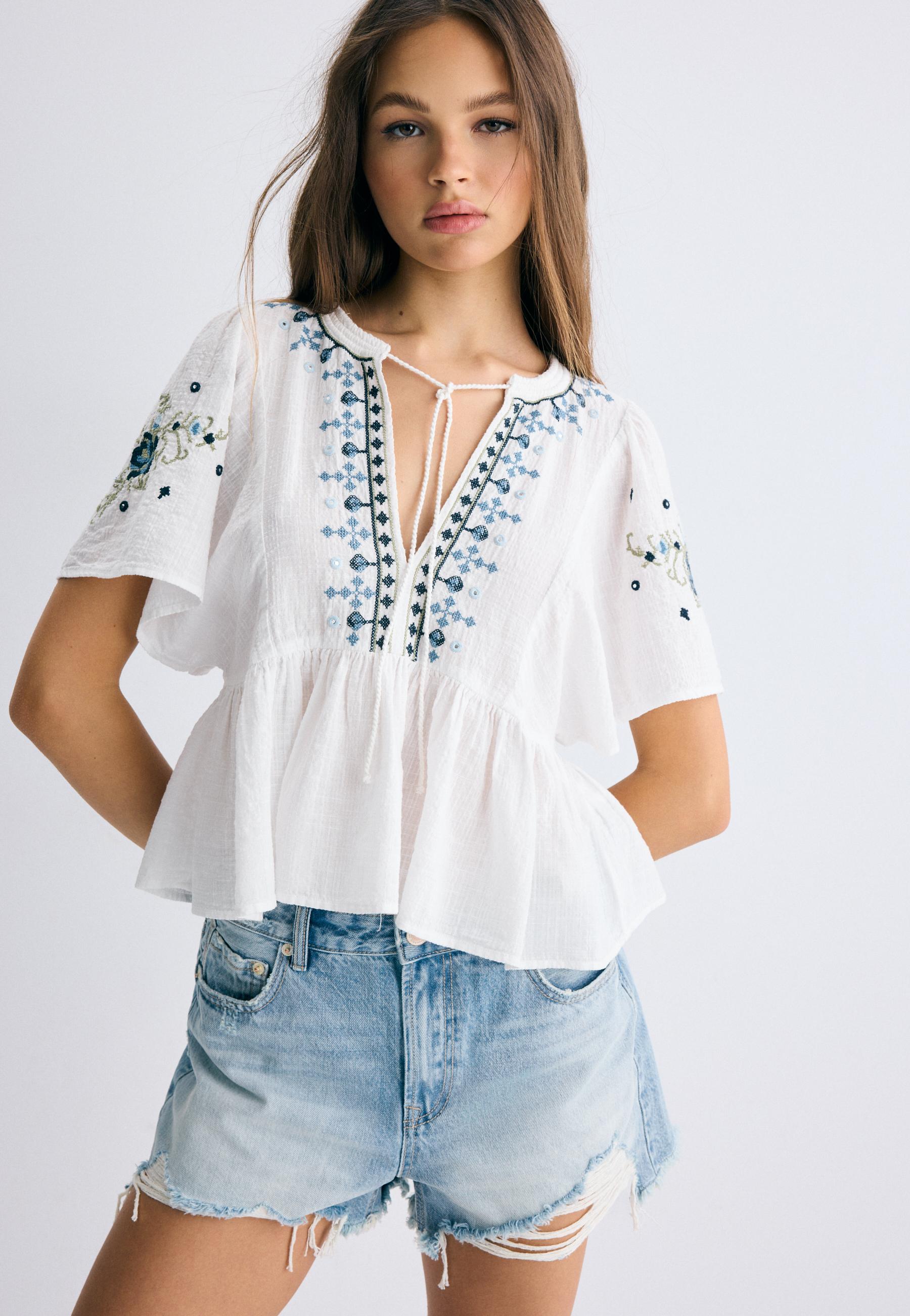 Contrast embroidery short sleeve blouse — Ecru
