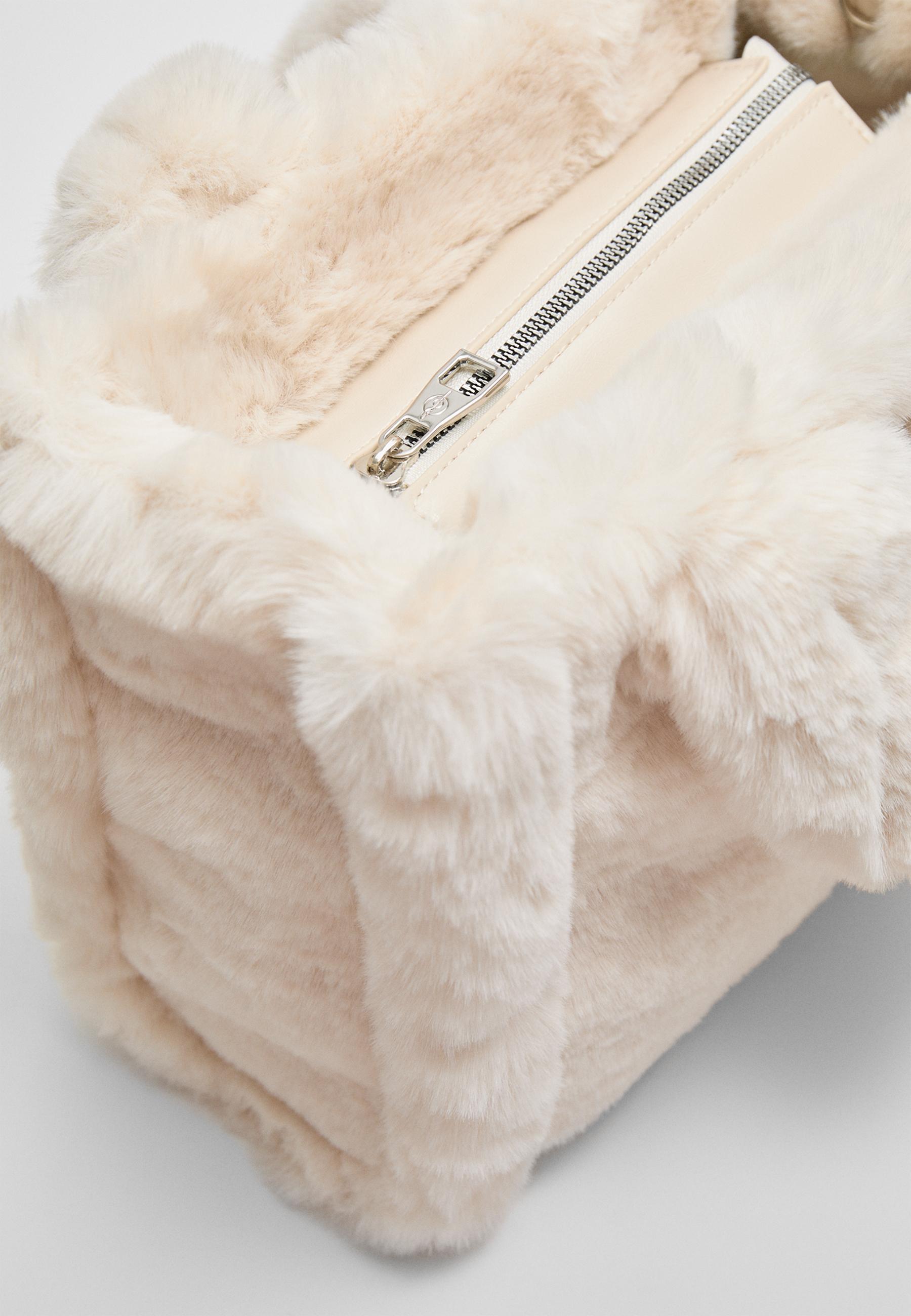 Sac tote en fausse fourrure avec charm Mode femme Stradivarius France