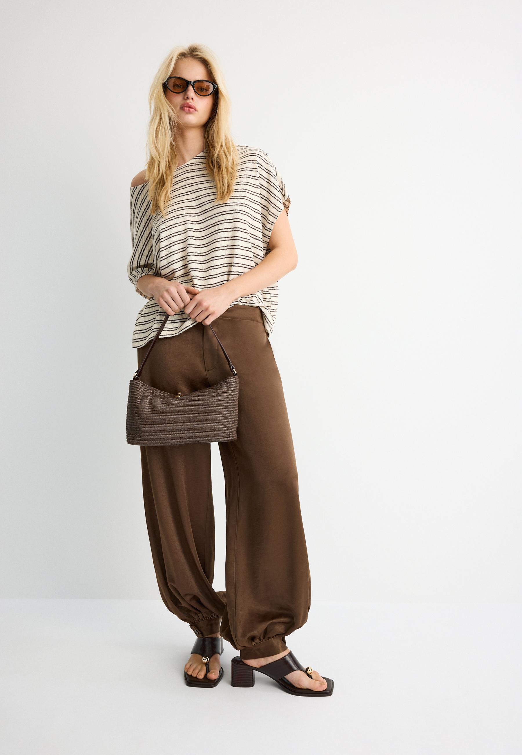 Crochet shoulder bag with metal fastening — Brown