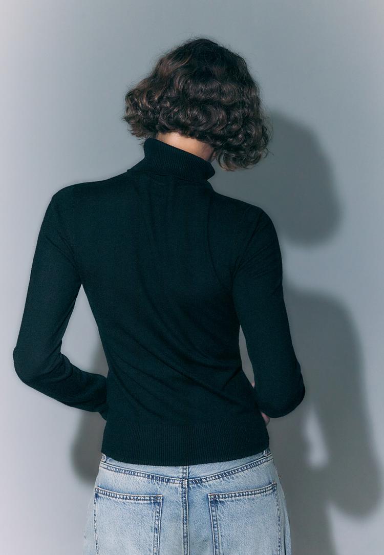camisola basica de malha com gola subida