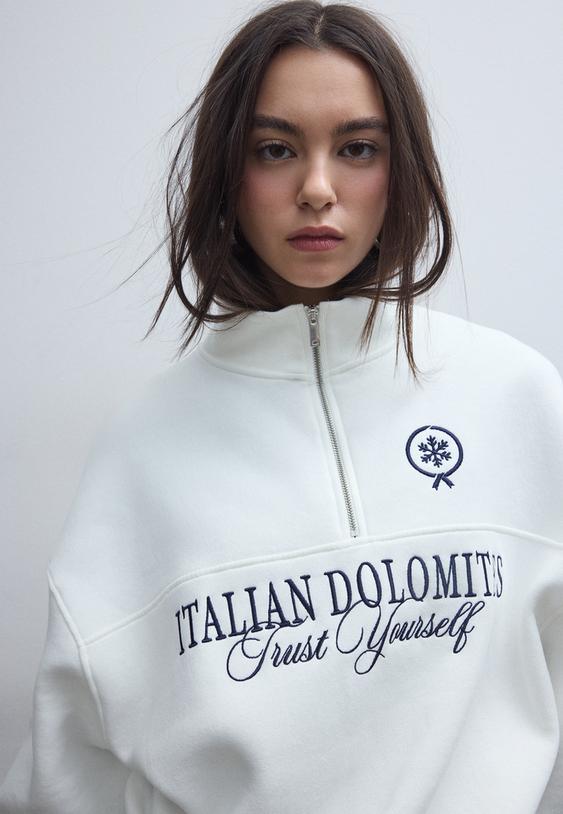 felpa con cerniera e ricami