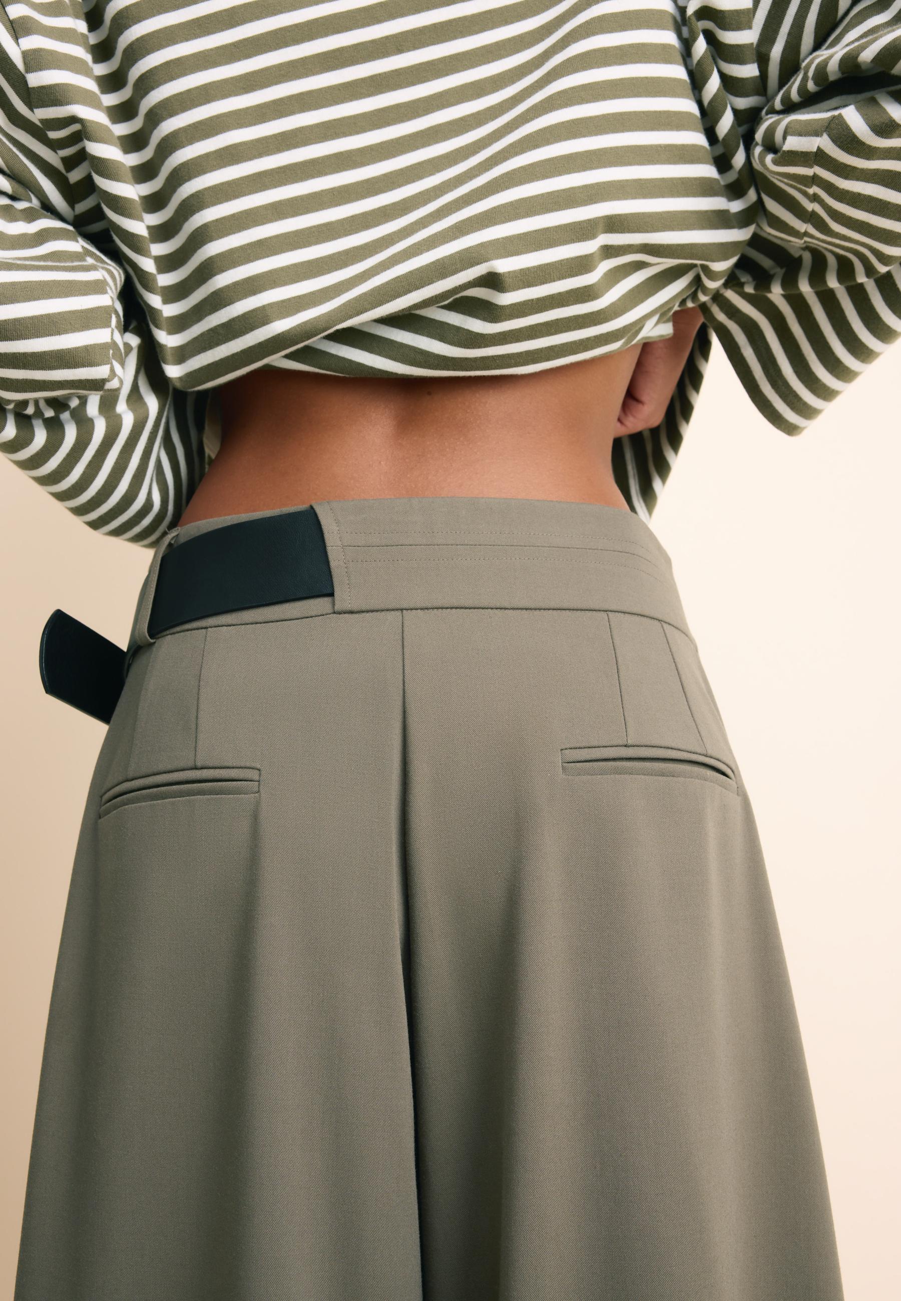 Stradivarius Kemerli ve pensli şık pantolon