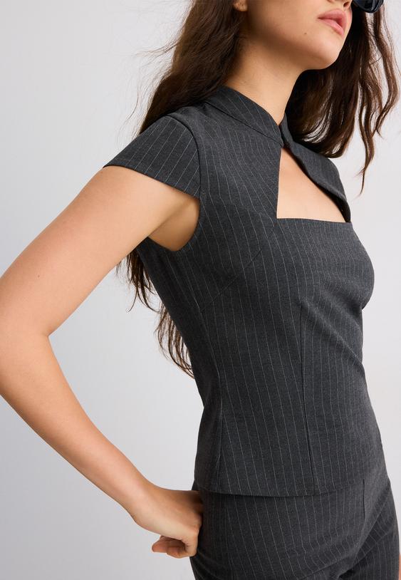 camisa de manga curta as riscas cut out