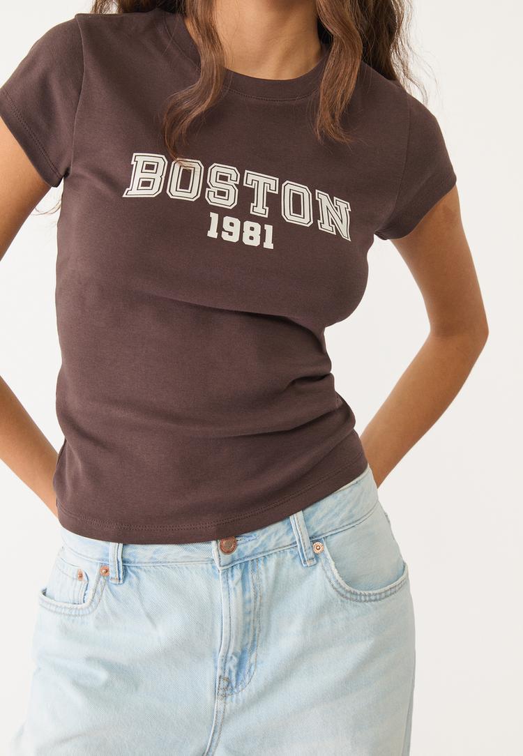 camiseta fitted estampado boston