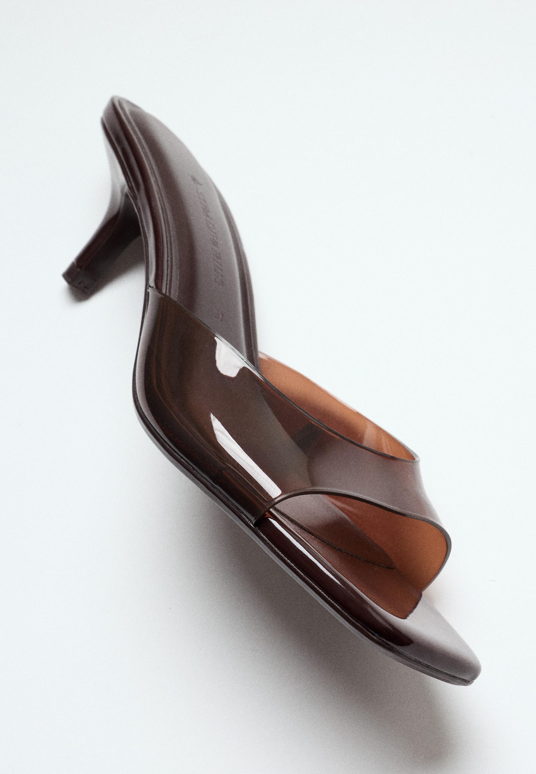 Heeled vinyl mule sandals — BROWN