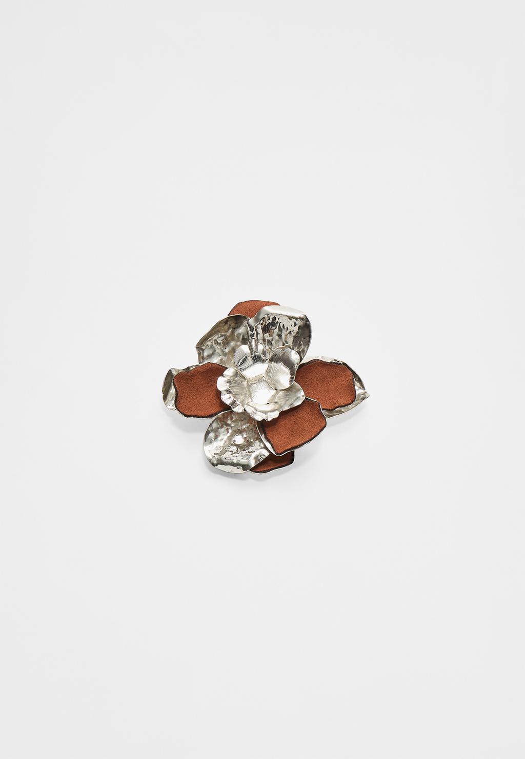 Broche fleur contrastante