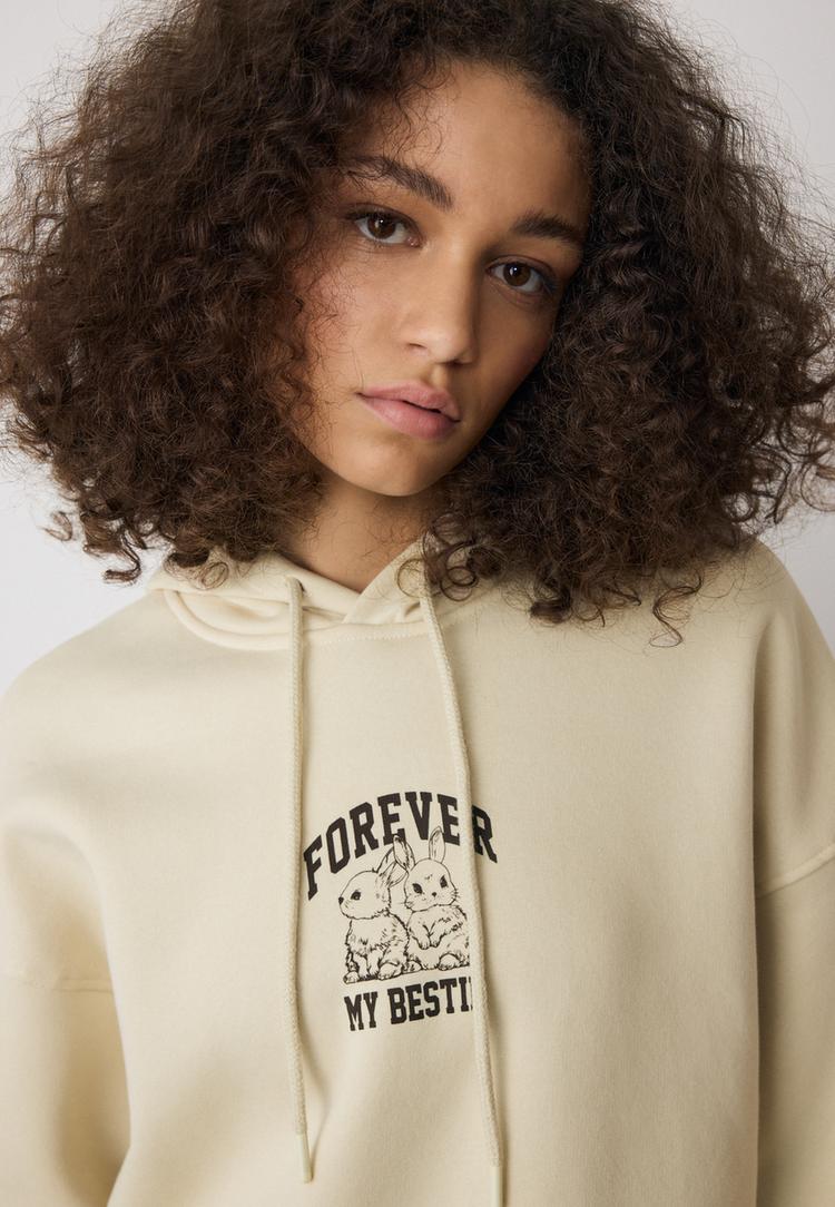 sweatshirt-mit-grafik-und-kapuze