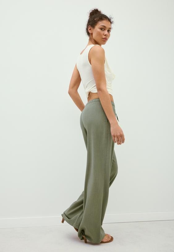 pantaloni fluidi effetto lino