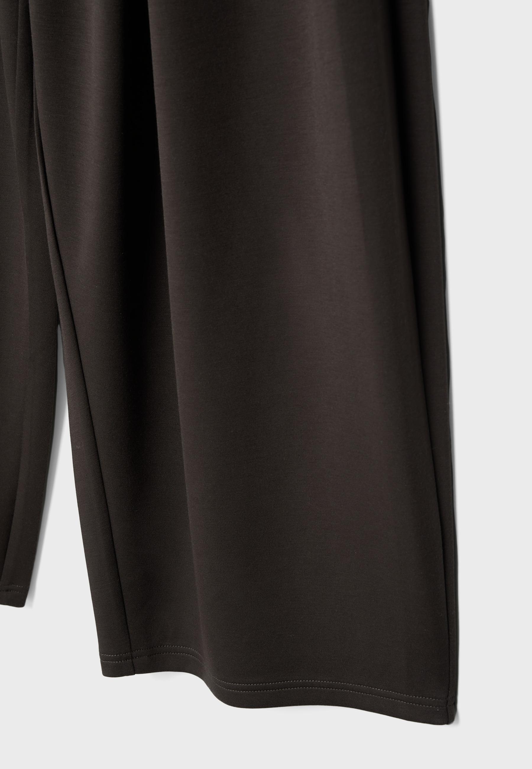 Soft-touch pleated joggers — Brown