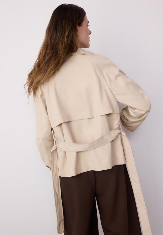 trench corto fluido con cintura