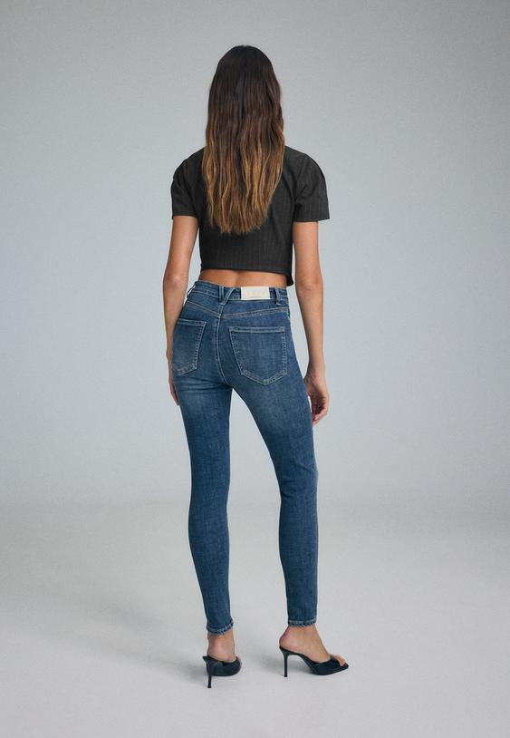 d09-skinnyjeans-mit-super-hohem-bund