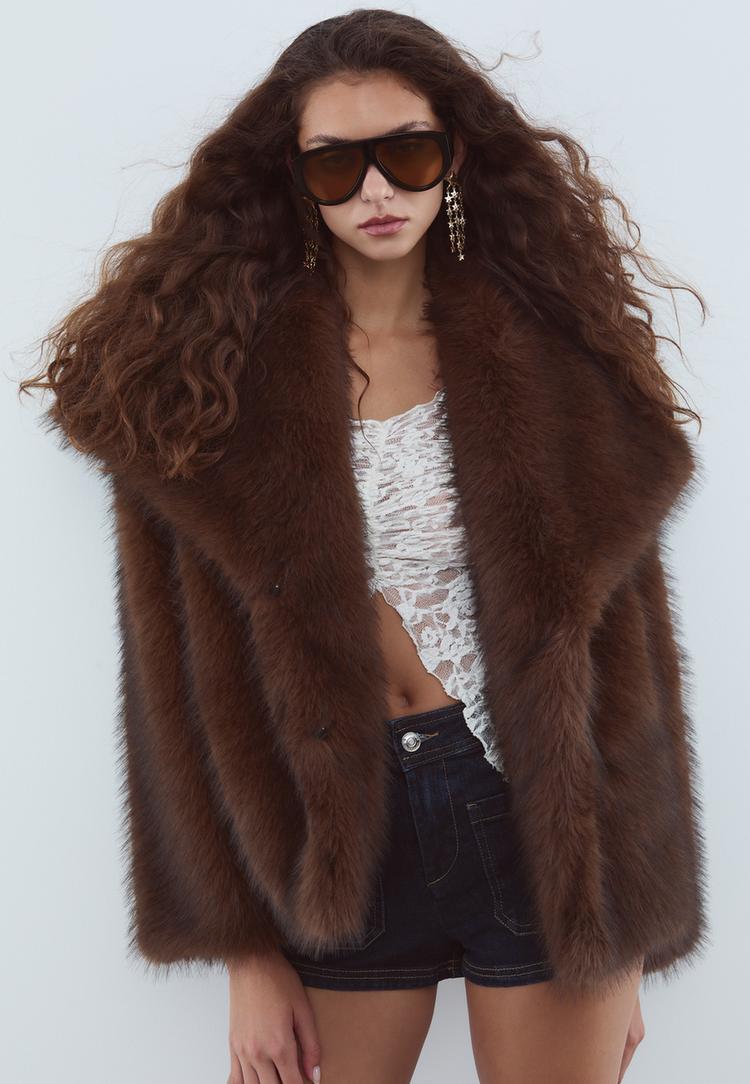 Stradivarius Krátka Bunda Z Falošnej Kožušiny Brown Xl