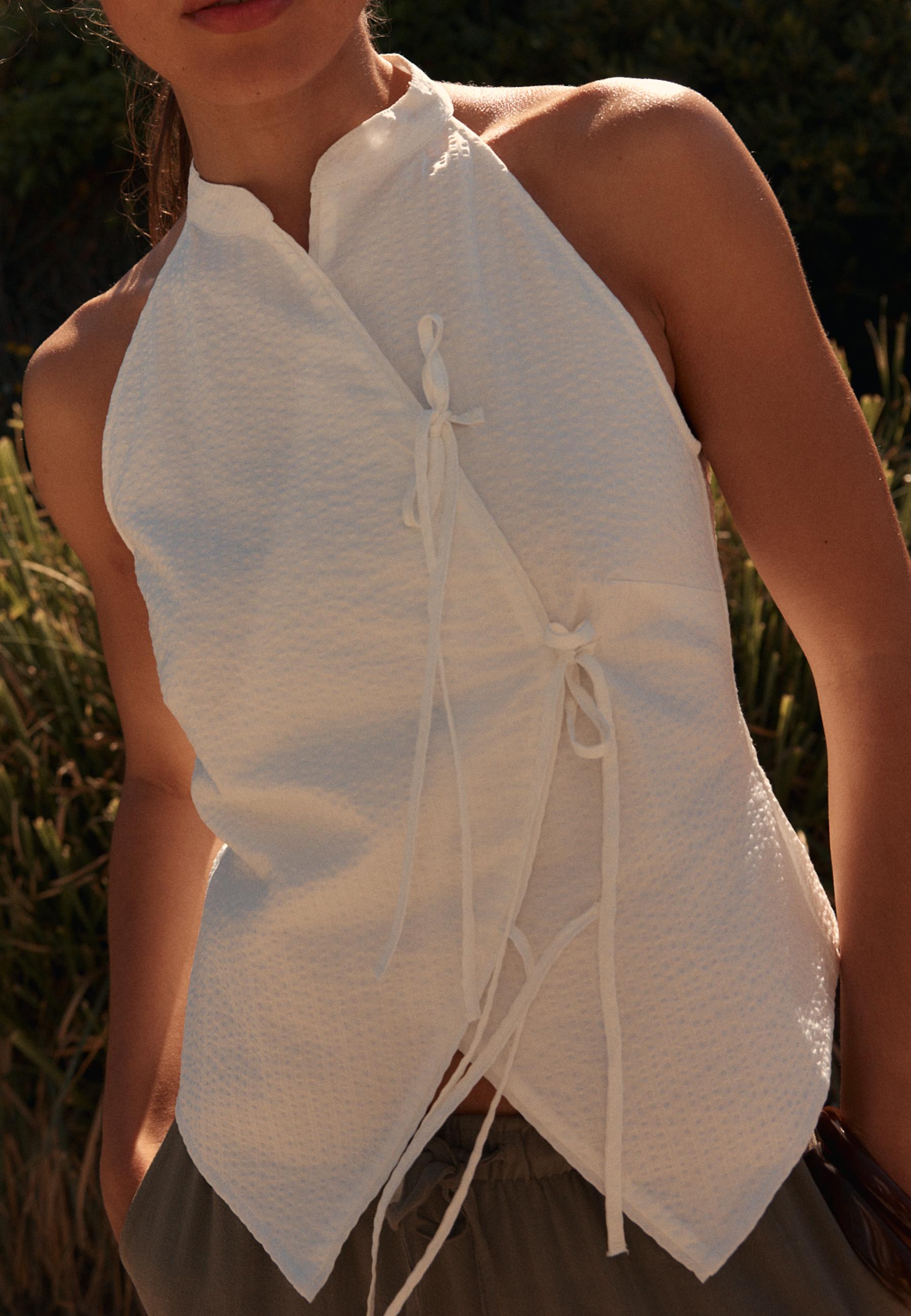 Semi-crinkled halter top with knots — White